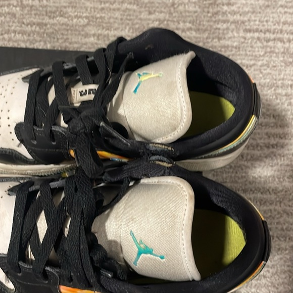 Jordan low SE 4Y.  Black white and multicolored. - Picture 7 of 8